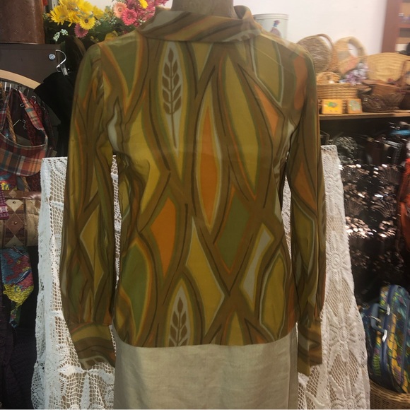 Vintage 1960’s mod - crepe blouse- autumn toned leaf print - buttons in back - Picture 3 of 12